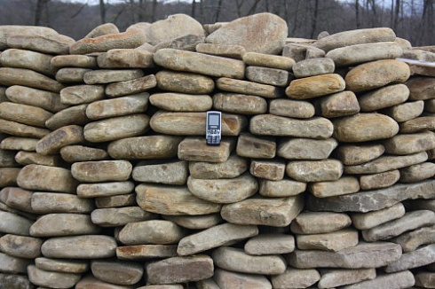 Kamenclub.ru: Песчаник для мощения дорожек, площадок, парковок ( фр 5-10 см)  купить в Кемерово песчаник  серый желтый коричневый рыжий песчаник оголтованный окатанный 6500 руб/т   фото КАМЕНЬ КЛУБ