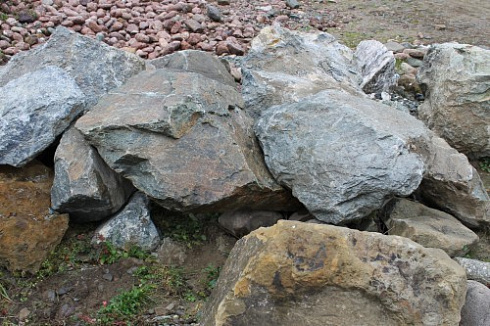 Kamenclub.ru: Змеевик скальник фр. 500-1500 мм.  купить в Кемерово змеевик зеленый серый черный глыба скальная колотая 7500 руб/т   фото КАМЕНЬ КЛУБ