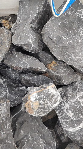 Kamenclub.ru: Черный мрамор скальник фр. 100-500 мм.  купить в Кемерово мрамор черный белый серый крупный колотый валун ландшафтный 8500 руб/т   фото КАМЕНЬ КЛУБ