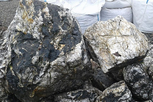 Kamenclub.ru: Черный гранит - кварцит фр. 100-500 мм.  купить в Кемерово мрамор гранит черный с белыми прожилками, серый, белый валун скальный колотый 7000 руб/т   фото КАМЕНЬ КЛУБ