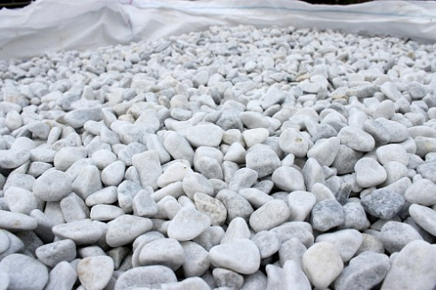 Kamenclub.ru: Мраморная крошка (щебень галтованный белый) фр.10-20 мм.  купить в Кемерово мрамор белый, молочный, айвори окатанный округлый декоративный ландшафтный щебень 17000 руб/т   фото КАМЕНЬ КЛУБ