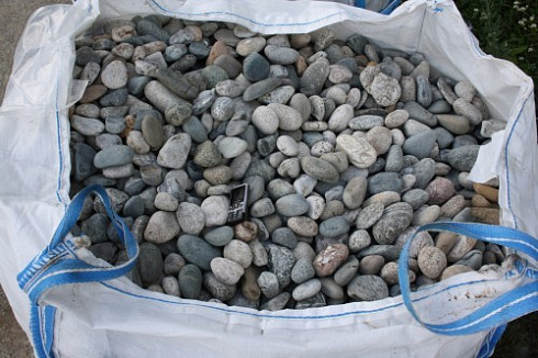 Kamenclub.ru: Галька речная окат (ассорти) фр. 50-100 мм. купить  в Кемерово галька природная округлая серая белая черная серая коричневая синяя галька речная окатанная округлая 6200 руб/т   фото КАМЕНЬ КЛУБ