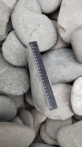 Kamenclub.ru: Галька речная плоская (темно-серая) фр. 70-150 мм. купить  в Кемерово галечник природный темно-серый серый синий речная плоская природная окатанная  9000 руб/т   фото КАМЕНЬ КЛУБ