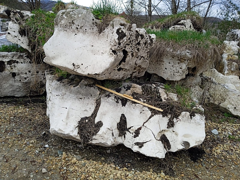 Kamenclub.ru: Выветренный известняк (степной) фр. 500-1500 мм.  купить в Кемерово    10000 руб/т   фото КАМЕНЬ КЛУБ