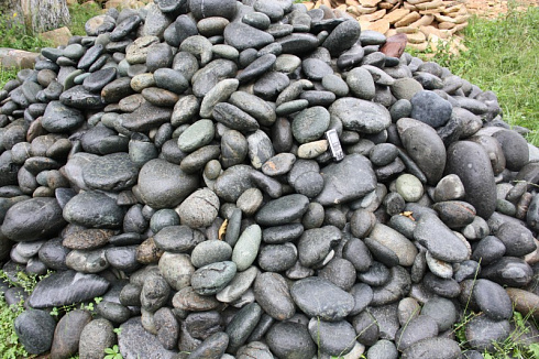 Kamenclub.ru: Темно-серый валунчик фр.100-300 мм.  купить в Кемерово крупный природный камень серый, темно-серый, светло-серый речная галька большого размера окатанная 4500 руб/т   фото КАМЕНЬ КЛУБ