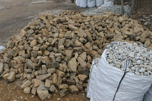 Kamenclub.ru: Песчаник для строительства и кладки блочный (фр 100-200 мм)  купить в Кемерово песчаник бежевый серый рыжий валун мелкий для строительства песчаник 6500 руб/т   фото КАМЕНЬ КЛУБ