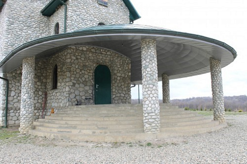 Kamenclub.ru: Галька речная плоская (бело-серая) фр. 100-200-300 мм. купить  в Кемерово галька речная плоская серый, белый, бело-серый, серо-белый речная галька плоская  9000 руб/т   фото КАМЕНЬ КЛУБ