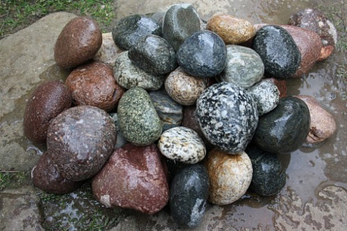 Kamenclub.ru: Галька окат (цветная картошка) фр. 50-100 мм. купить  в Кемерово галька природная окатанная серый белый цветной синий темно-серый коричневый округлый галечник окатанный 6800 руб/т   фото КАМЕНЬ КЛУБ