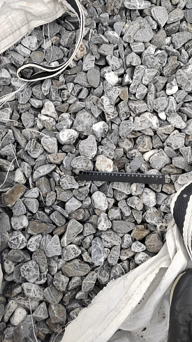 Kamenclub.ru: Щебень галтованный черный (мрамор) фр.40-70 мм.  купить в Кемерово мрамор черный с белыми прожилками, черный, белый щебень галтованный округлый 13500 руб/т   фото КАМЕНЬ КЛУБ