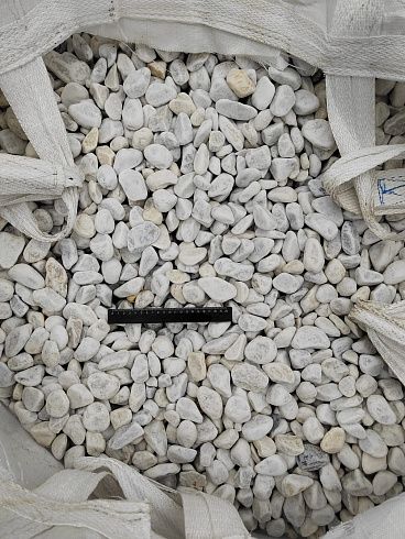 Kamenclub.ru: Мраморная крошка (щебень галтованный белый) фр.40-70 мм.  купить в Кемерово мрамор белый молочный айвори окатанный округлый природный камень 17000 руб/т   фото КАМЕНЬ КЛУБ