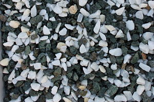 Kamenclub.ru: Мраморная крошка (щебень крошка микс: белый-зеленый) фр. 10-20 мм.  купить в Кемерово мрамор белый, зеленый каменная ландшафтная декоративная крошка щебня 9500 руб/т   фото КАМЕНЬ КЛУБ