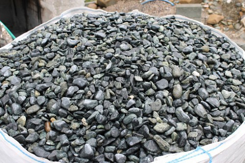 Kamenclub.ru: Щебень галтованный зеленый (змеевик) фр. 20-40 мм.  купить в Кемерово мрамор зеленый, салатовый оголтованный щебень мраморный 12500 руб/т   фото КАМЕНЬ КЛУБ