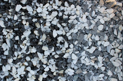 Kamenclub.ru: Мраморная крошка (щебень крошка микс : черный-белый) фр. 10-20 мм.  купить в Кемерово мрамор белый, черный каменная декоративная крошка ландшафтная 12000 руб/т   фото КАМЕНЬ КЛУБ