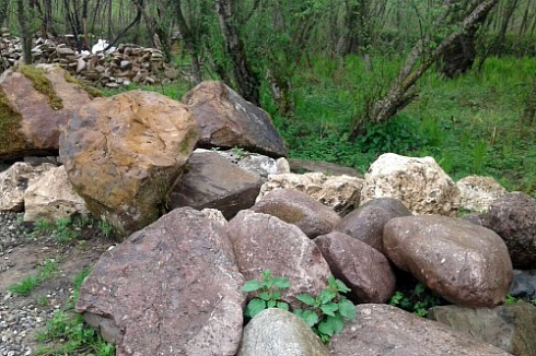 Kamenclub.ru: Конгломераты фр. 300-1000 мм.  купить в Кемерово кварц мрамор диабаз коричневый, серый зеленоватый речной валун крупный 6500 руб/т   фото КАМЕНЬ КЛУБ