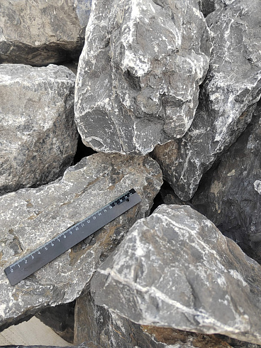 Kamenclub.ru: Черный мрамор скальник фр. 100-500 мм.  купить в Кемерово мрамор черный белый серый крупный колотый валун ландшафтный 8500 руб/т   фото КАМЕНЬ КЛУБ