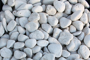 Kamenclub.ru: Щебень галтованный белый (мрамор) фр.5-10 мм.  купить в Кемерово мрамор белый, айвори, молочный каменная мраморная декоративная ландшафтная крошка 17000 руб/т   фото КАМЕНЬ КЛУБ