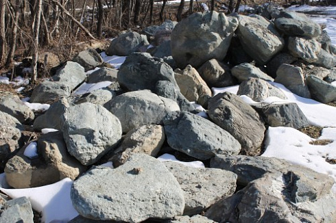 Kamenclub.ru: Гранит скальник (серо-зеленый) фр. 500-1500 мм.  купить в Кемерово гранит мрамор  серый зеленый темно-серый глыба скальная колотая ландшафтная 7 500 руб/т   фото КАМЕНЬ КЛУБ