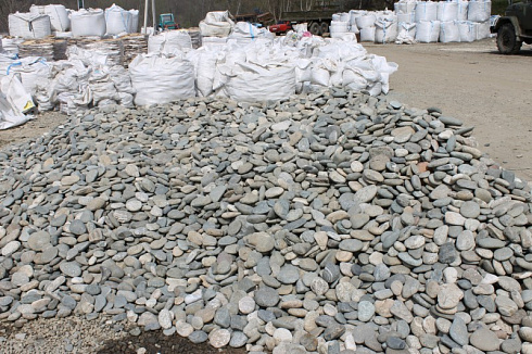 Kamenclub.ru: Галька речная плоская (серо-белая) фр. 70-120 мм. купить  в Кемерово галька галечник речной серый, белый окатанная плоская  природная галька 9000 руб/т   фото КАМЕНЬ КЛУБ