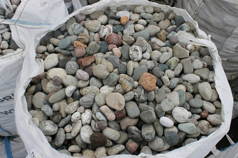 Kamenclub.ru: Галька окат (цветная картошка) фр. 50-100 мм. купить  в Кемерово галька природная окатанная серый белый цветной синий темно-серый коричневый округлый галечник окатанный 6800 руб/т   фото КАМЕНЬ КЛУБ
