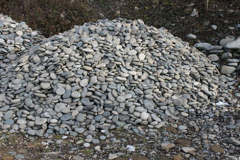 Kamenclub.ru: Галька речная плоская (ассорти) фр. 70-150 мм. купить  в Кемерово галька галечник серый белый темно-серый синий светло-серый плоская природная галька  9000 руб/т   фото КАМЕНЬ КЛУБ