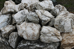 Kamenclub.ru: Мраморизированный известняк фр. 100-500 мм.  купить в Кемерово известняк серый белый темно-серый сероватый валун природного образования окатанный 10500 руб/т   фото КАМЕНЬ КЛУБ