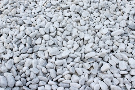 Щебень галтованный для благоустройства дорожек и ландшафта фото от Камень Клуб
