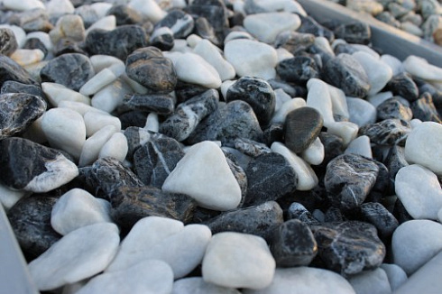 Kamenclub.ru: Мраморная крошка (щебень галтованный микс:: белый-черный) фр.20-40 мм  купить в Кемерово мрамор белый, черный мраморный галтованный щебень 15500 руб/т   фото КАМЕНЬ КЛУБ