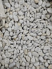 Kamenclub.ru: Мраморная крошка (щебень галтованный белый) фр.40-70 мм.  купить в Кемерово мрамор белый молочный айвори окатанный округлый природный камень 17000 руб/т   фото КАМЕНЬ КЛУБ
