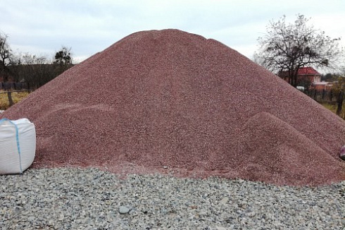 Kamenclub.ru: Мраморная крошка (щебень крошка розовый) фр. 5-10 мм.  купить в Кемерово мрамор розовый, красный щебень колотый ландшафтный декоративный  11000 руб/т   фото КАМЕНЬ КЛУБ