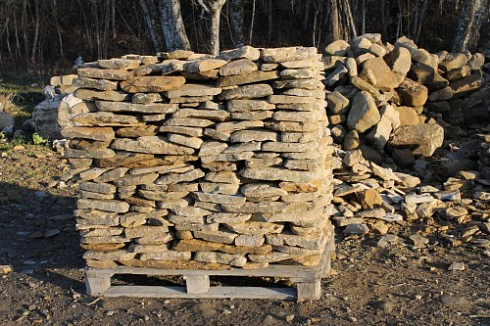 Kamenclub.ru: Песчаник колотый для облицовки (фр. 2-3 см)  купить в Кемерово песчаник бежевый серый рыжий песчаник строительный 5000 руб/т   фото КАМЕНЬ КЛУБ