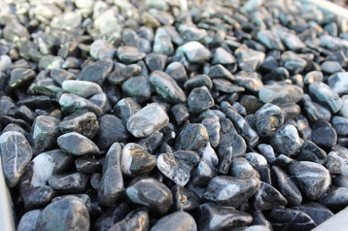 Kamenclub.ru: Щебень галтованный черный (мрамор) фр.10-20 мм.  купить в Кемерово мрамор черный с белыми прожилками, черный, белый окатанный округлый ландшафтный декоративный щебень 15000 руб/т   фото КАМЕНЬ КЛУБ