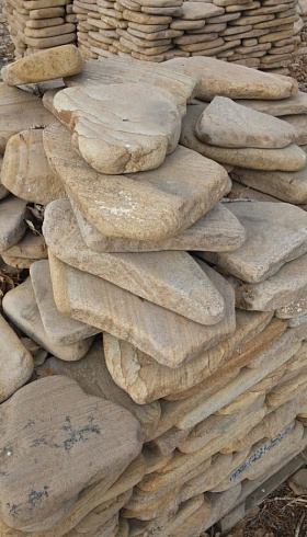 Kamenclub.ru: Песчаник пластушка галтованный желтый с рисунком (3 см)  купить в Кемерово плитняк - пластушка желтый песчаник 21000 руб/м3   фото КАМЕНЬ КЛУБ