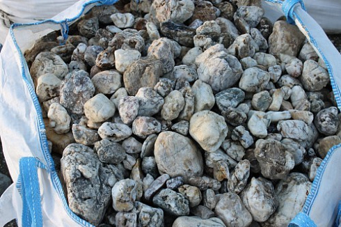 Kamenclub.ru: Кварцевый валунчик фр.100-300 мм.  купить в Кемерово кварц белый, бежевый молочный рыжий крупный природный камень галечник 7850 руб/т   фото КАМЕНЬ КЛУБ