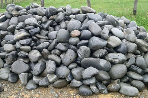 Kamenclub.ru: Темно-серый валунчик фр.100-300 мм.  купить в Кемерово крупный природный камень серый, темно-серый, светло-серый речная галька большого размера окатанная 4500 руб/т   фото КАМЕНЬ КЛУБ