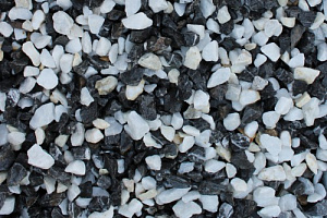 Kamenclub.ru: Мраморная крошка (щебень крошка микс : черный-белый) фр. 10-20 мм.  купить в Кемерово мрамор белый, черный каменная декоративная крошка ландшафтная 12000 руб/т   фото КАМЕНЬ КЛУБ
