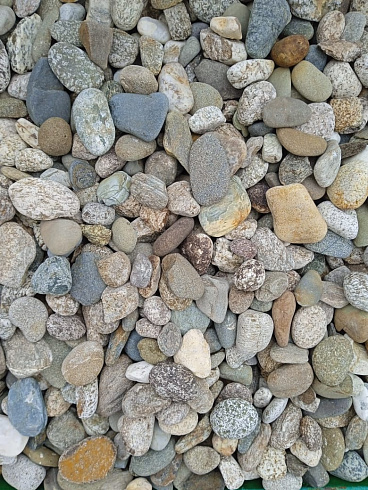 Kamenclub.ru: Галька горная речная окат (цветная) фр. 20-40 мм. купить  в Кемерово галька речная серый синий бежевый белый окатанная речная галька ландшафтная 6800 руб/т   фото КАМЕНЬ КЛУБ