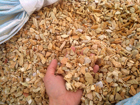 Kamenclub.ru: Щебень крошка желтый (ЗЛАТОЛИТ) фр. 20-40 мм.  купить в Кемерово златолит бежевый, золотистый, желтый декоративная каменная крошка 10800 руб/т   фото КАМЕНЬ КЛУБ