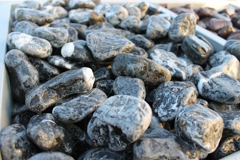 Kamenclub.ru: Щебень галтованный черный (мрамор) фр. 50-100 мм.  купить в Кемерово мрамор черный с белыми прожилками щебень ландшафтный мраморный 15000 руб/т   фото КАМЕНЬ КЛУБ