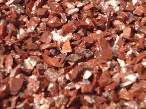 Kamenclub.ru: Щебень крошка красный (ЯШМА) фр. 10-20 мм.  купить в Кемерово яшма красный, бордовый, оранжевый, рыжий декоративный каменный ландшафтный щебень колотый 9000 руб/т   фото КАМЕНЬ КЛУБ