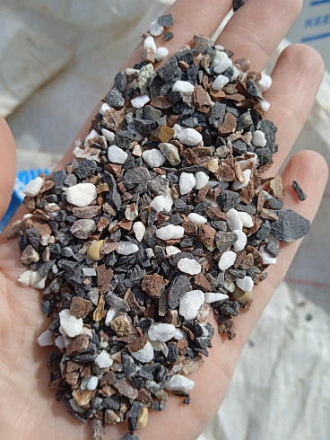 Kamenclub.ru: Мраморная крошка (щебень галтованный микс:белый-черный-розовый-медовый) фр.5-10 мм.  купить в Кемерово мрамор белый, медовый, черный, розовый мраморный галтованный щебень декоративный ландшафтный 15500 руб/т   фото КАМЕНЬ КЛУБ