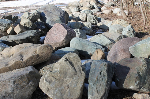 Kamenclub.ru: Гранит скальник (серо-зеленый) фр. 500-1500 мм.  купить в Кемерово гранит мрамор  серый зеленый темно-серый глыба скальная колотая ландшафтная 7 500 руб/т   фото КАМЕНЬ КЛУБ