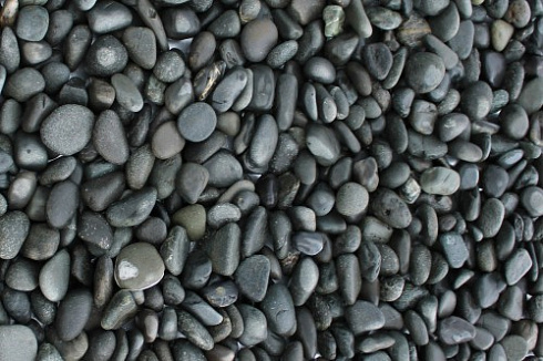 Kamenclub.ru: Галька речная окат (темно-серая) фр. 70-150 мм. купить  в Кемерово галька речная темно-серая, синяя, серая речная галька округлая  8000 руб/т   фото КАМЕНЬ КЛУБ