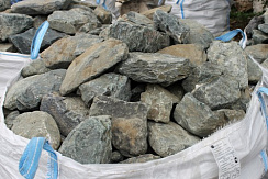 Kamenclub.ru: Гранит скальник (серо-зеленый) фр. 100-500 мм.  купить в Кемерово гранит зеленый, серый, салатовый крупный ландшафтный валун 6 000 руб/т   фото КАМЕНЬ КЛУБ