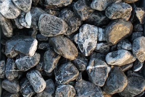 Kamenclub.ru: Щебень галтованный черный (мрамор) фр. 50-100 мм.  купить в Кемерово мрамор черный с белыми прожилками щебень ландшафтный мраморный 15000 руб/т   фото КАМЕНЬ КЛУБ