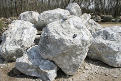 Kamenclub.ru: Мраморизированный известняк фр.500-1500 мм.  купить в Кемерово    10000 руб/т   фото КАМЕНЬ КЛУБ
