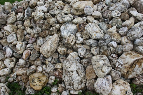 Kamenclub.ru: Кварцевый валунчик фр.100-300 мм.  купить в Кемерово кварц белый, бежевый молочный рыжий крупный природный камень галечник 7850 руб/т   фото КАМЕНЬ КЛУБ