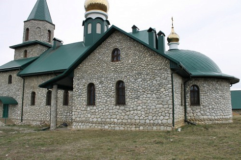 Kamenclub.ru: Галька речная плоская (бело-серая) фр. 100-200-300 мм. купить  в Кемерово галька речная плоская серый, белый, бело-серый, серо-белый речная галька плоская  9000 руб/т   фото КАМЕНЬ КЛУБ