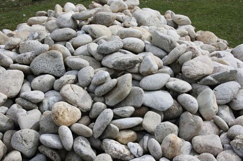 Kamenclub.ru: Бело-серый валунчик фр.100-300 мм.  купить в Кемерово крупный камень для ландшафта серый, белый бело-серый валун крупная галька 4500 руб/т   фото КАМЕНЬ КЛУБ