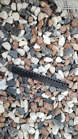 Kamenclub.ru: Мраморная крошка (щебень галтованный микс:белый-зеленый-розовый) фр.20-40 мм.  купить в Кемерово мрамор белый, зеленый, розовый мрамор декоративный (галтовка) 15500 руб/т   фото КАМЕНЬ КЛУБ