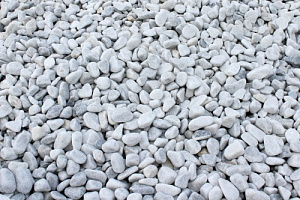Kamenclub.ru: Мраморная крошка (щебень галтованный белый) фр.10-20 мм.  купить в Кемерово мрамор белый, молочный, айвори окатанный округлый декоративный ландшафтный щебень 17000 руб/т   фото КАМЕНЬ КЛУБ